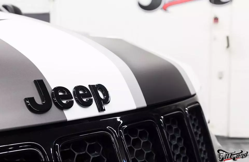 Jeep SRT8. Разработка дизайн-проекта камуфляжа, печать и нанесение на кузов.